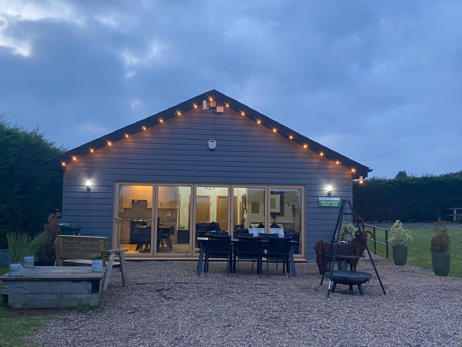 King Richard'S Luxury Lodge - Sleeps Up To 8 ,Dog Friendly ,Near Sherwood Forest At Fairview Farm In Nottingham Set In 88 Acres And Great For Groups,Family Gatherings,Corporate Events المظهر الخارجي الصورة